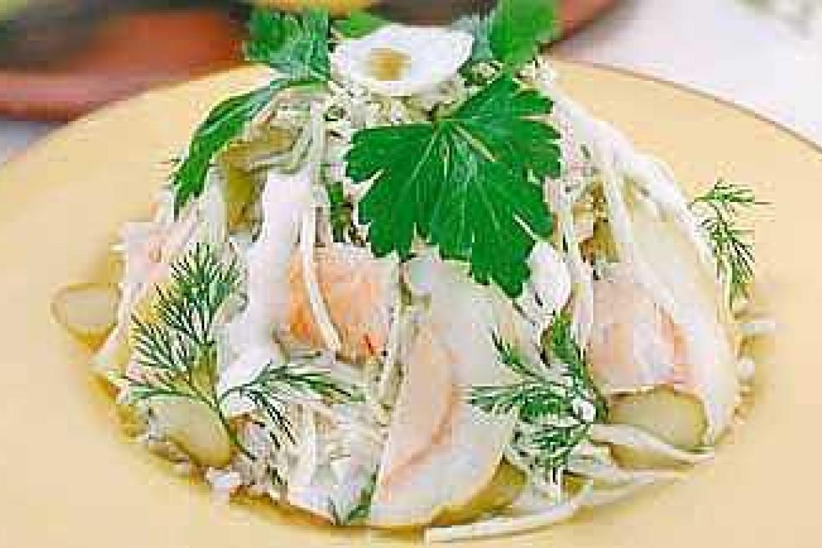 Салат из жареной камбалы с маринованными огурцами
