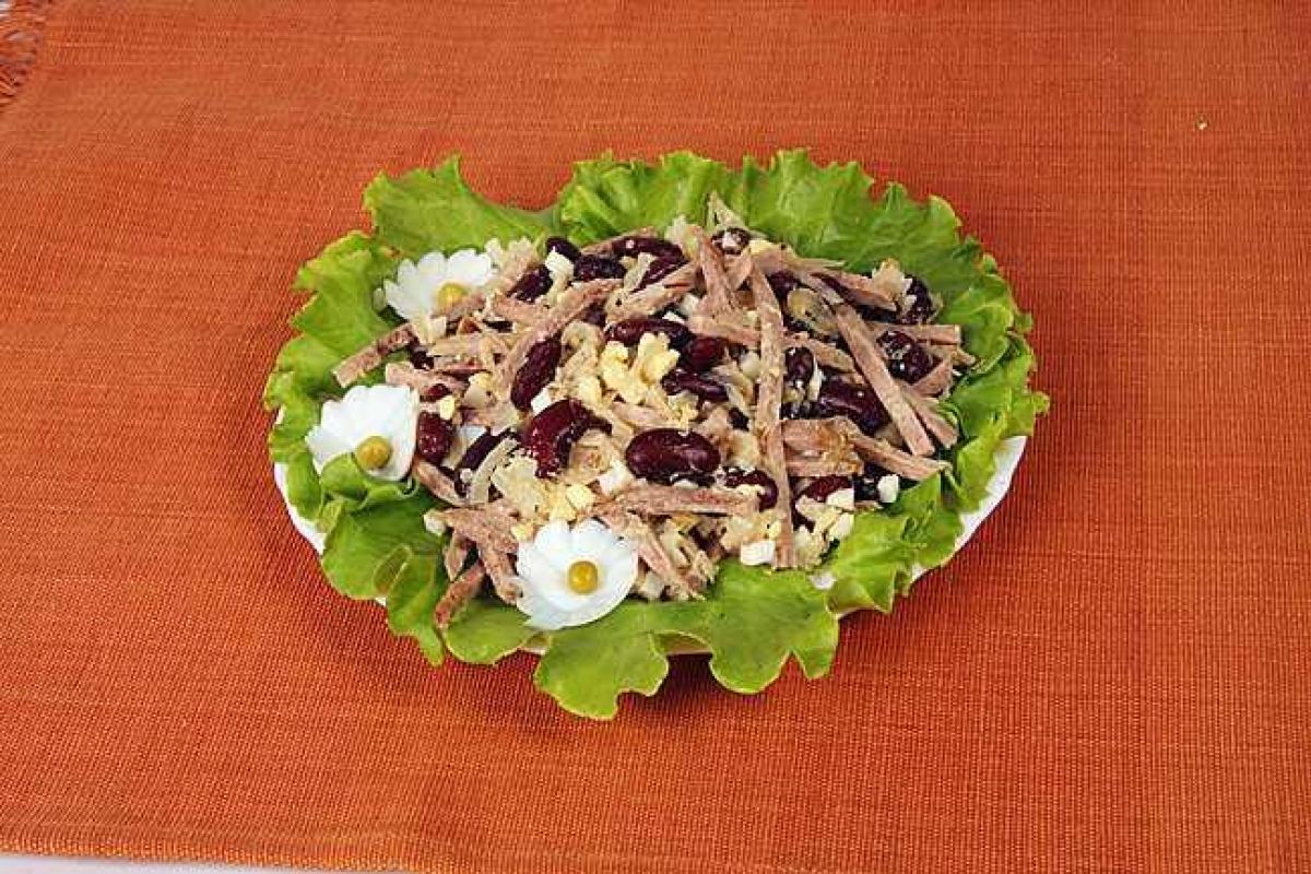 Салат мясной с фасолью