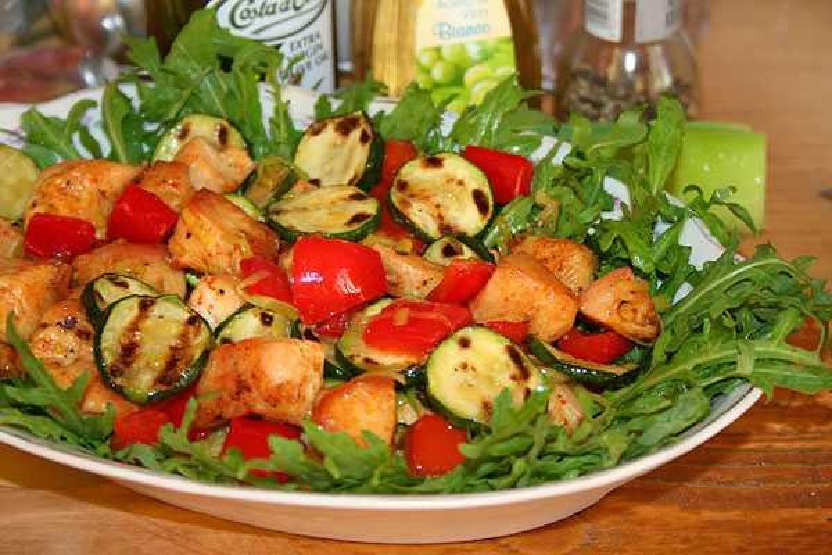 Новогодний стол: теплый салат с курицей Новогодний стол: теплый салат с курицей