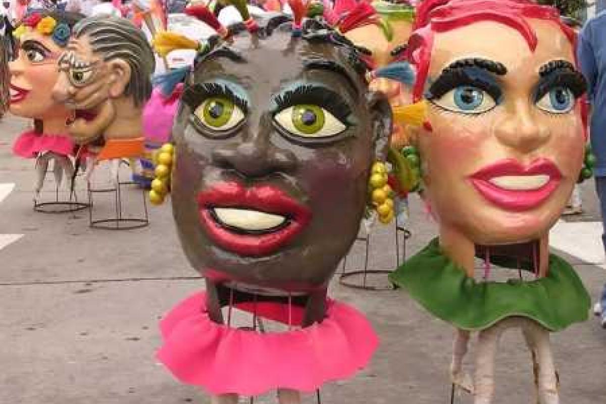 Видео: В Колумбии проходит черно-белый карнавал