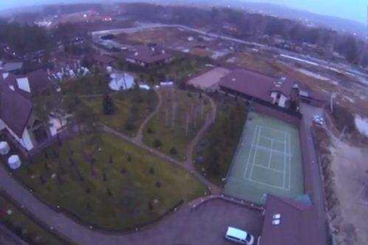 Активисты Автомайдана уверяют, что сняли "дворец Захарченко" Активисты Автомайдана уверяют, что сняли "дворец Захарченко"