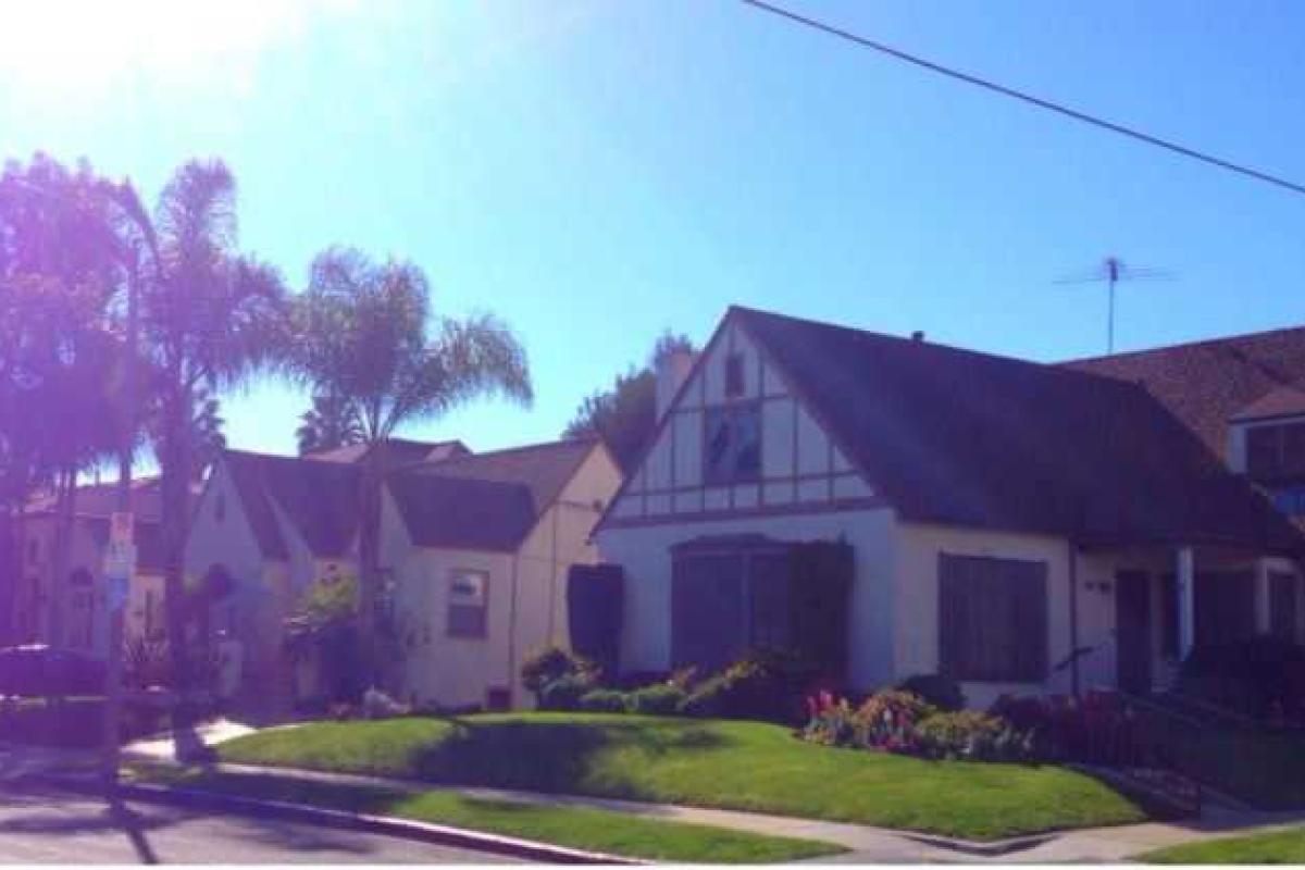 Боря Апрель показал заграничное жильё