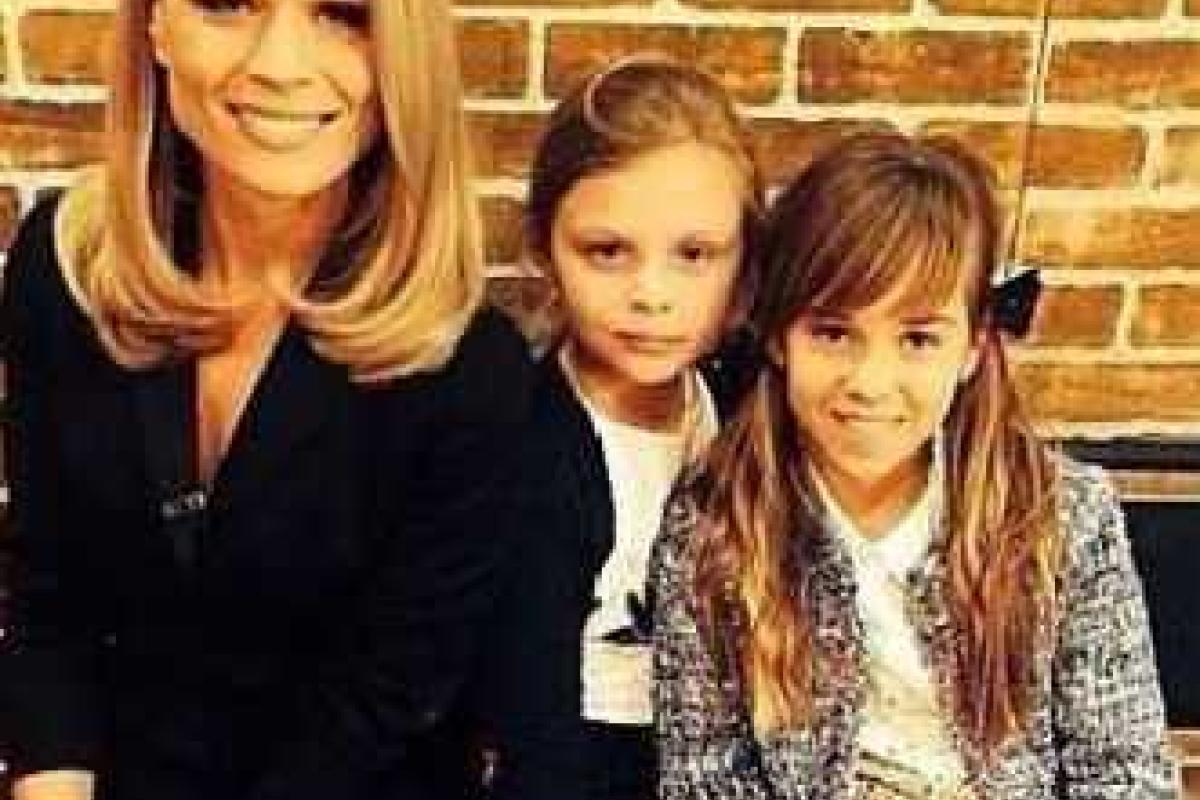 Дочь Ольги Фреймут помогает маме работать Дочь Ольги Фреймут помогает маме работать