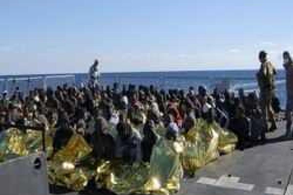 Видео: У берегов Италии спасены более тысячи мигрантов