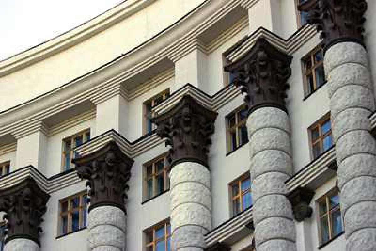 Правительство ограничило поездки чиновников за границу Правительство ограничило поездки чиновников за границу