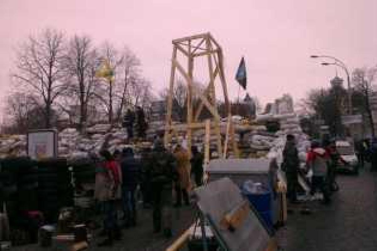 На Институтской евромайдановцы строят сторожевую башню На Институтской евромайдановцы строят сторожевую башню