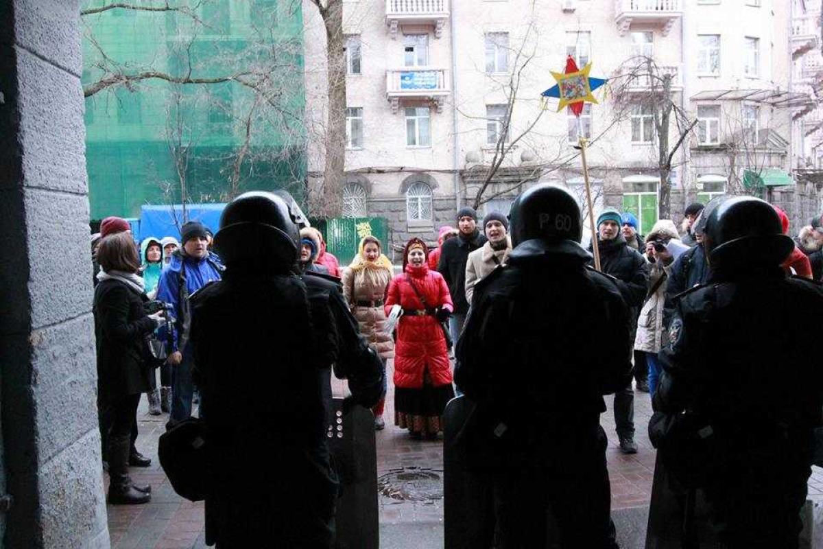 «Фолькнери» колядовали в правительственном квартале «Фолькнери» колядовали в правительственном квартале