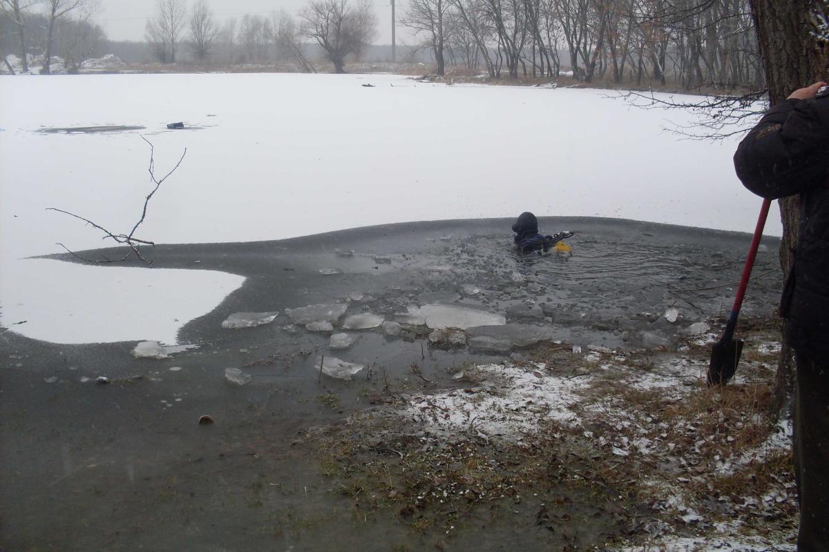 В Рубежном любитель зимней ловли провалился с велосипедом под лед. Сотрудники МЧС достали труп на следующий день