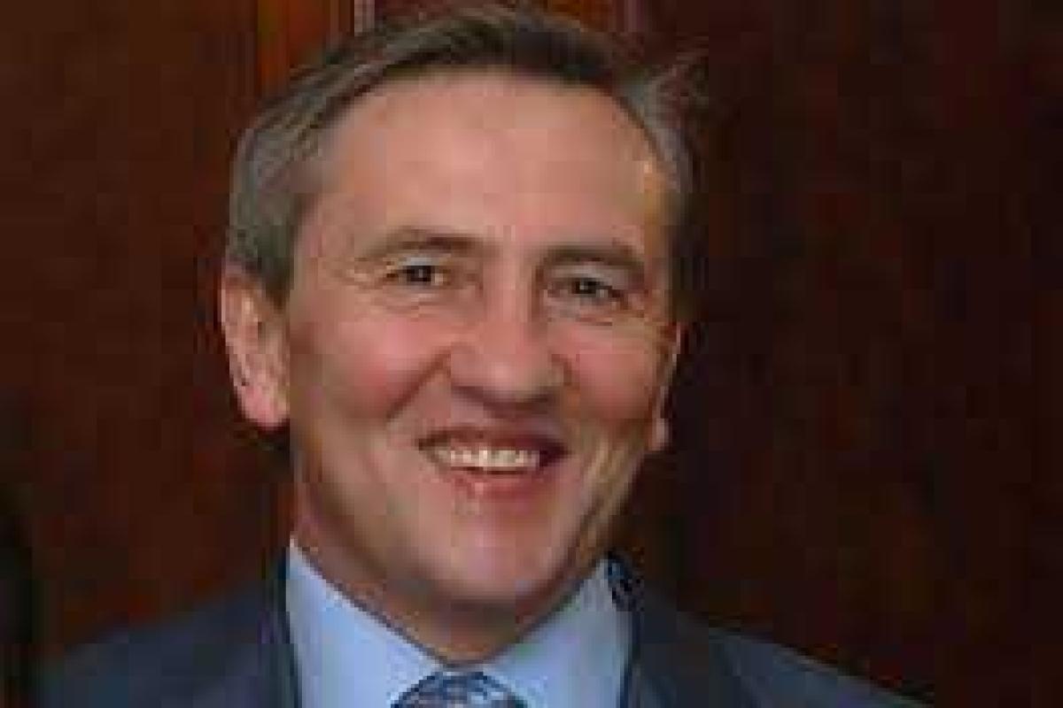 Черновецкий купается под водопадом и зависает в Facebook