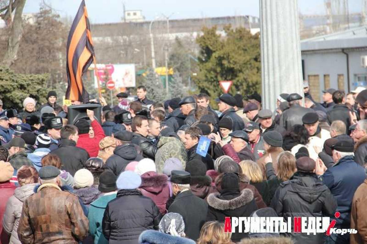 "Титушки" напали на мирных митингующих в Керчи. Несколько митингующих в реанимации