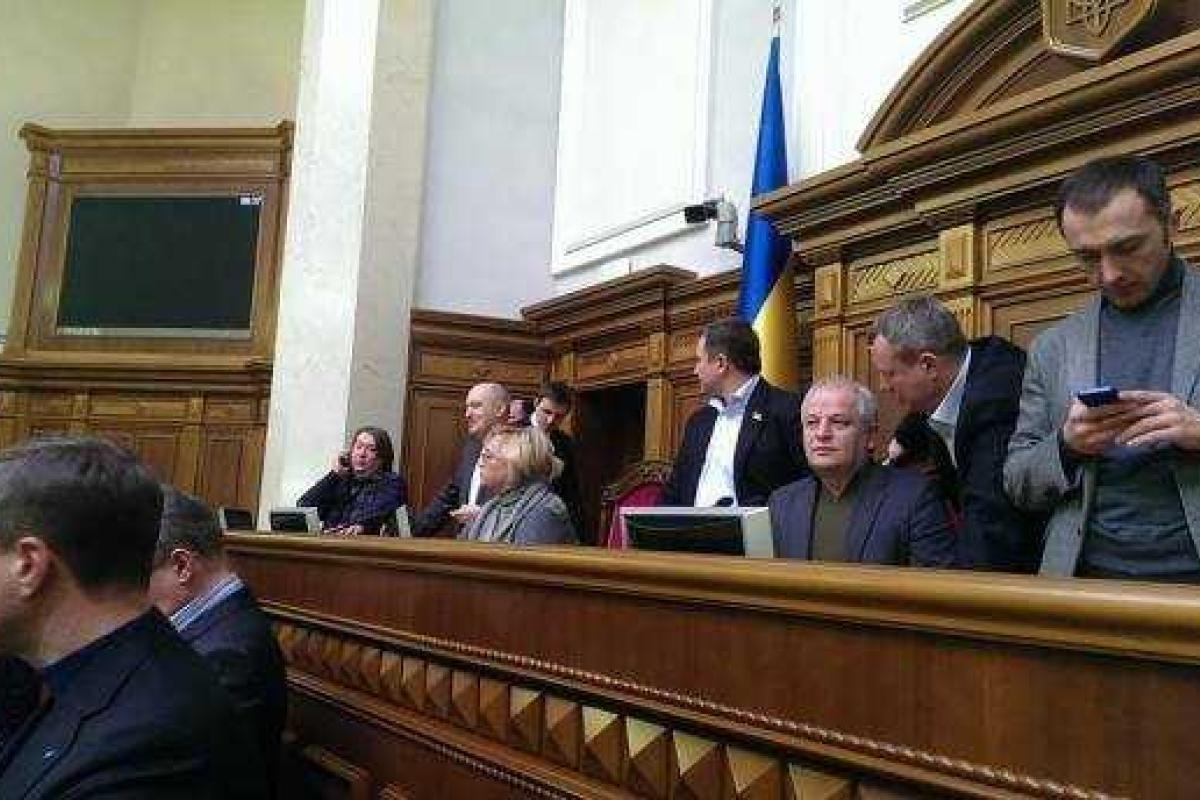 Оппозиция заблокировала трибуну Верховной Рады Оппозиция заблокировала трибуну Верховной Рады