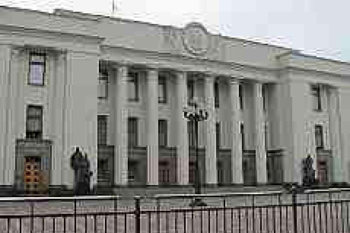 А. Турчинов поручил демонтировать забор вокруг парламента