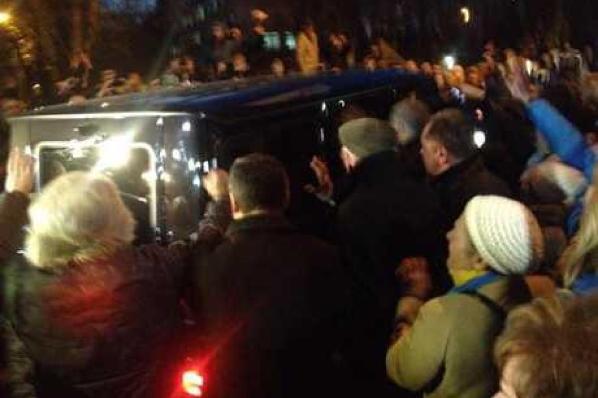 Тимошенко вывели из больницы в бронежилете Тимошенко вывели из больницы в бронежилете