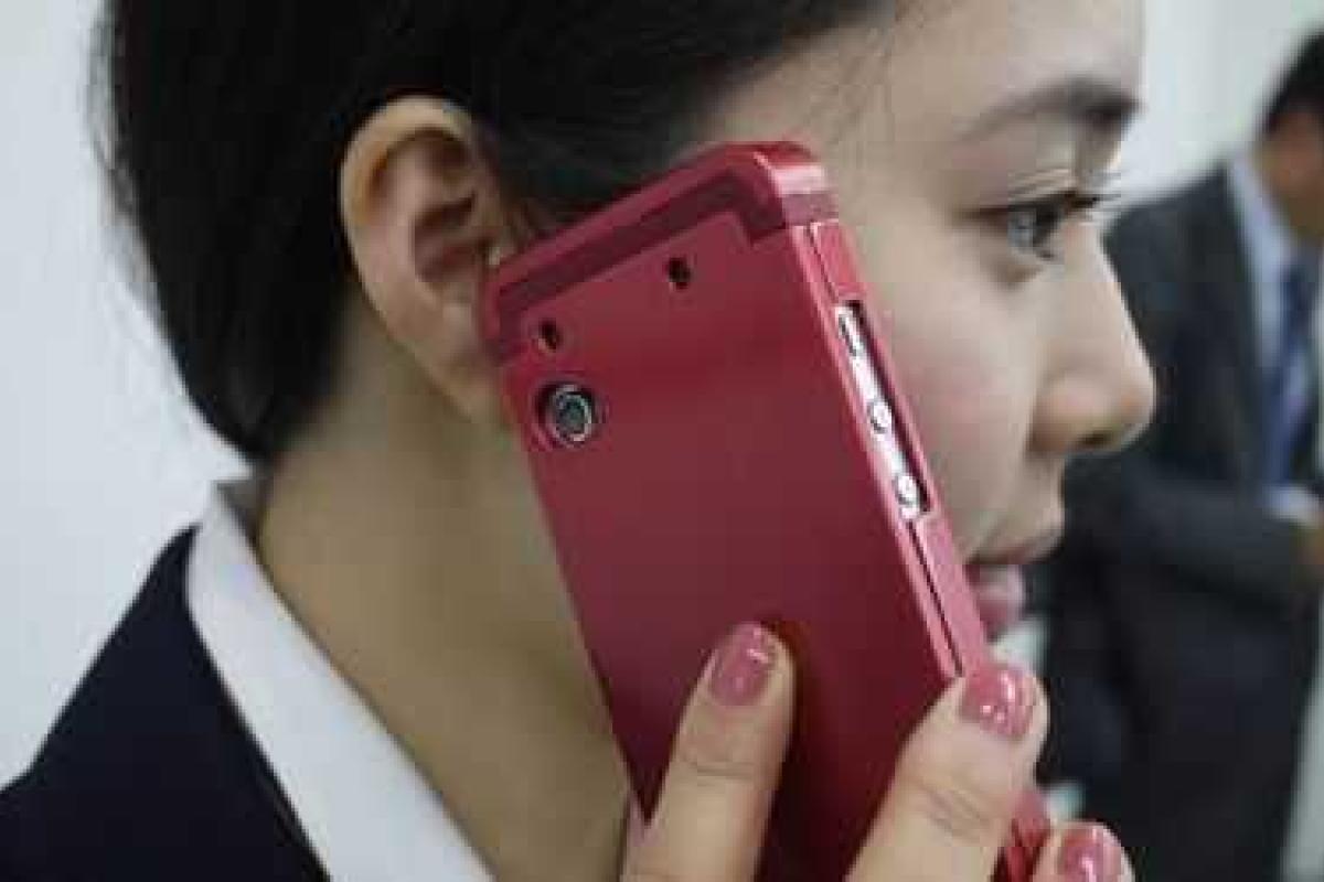 Мобильный телефон портит осанку и провоцирует появление прыщей