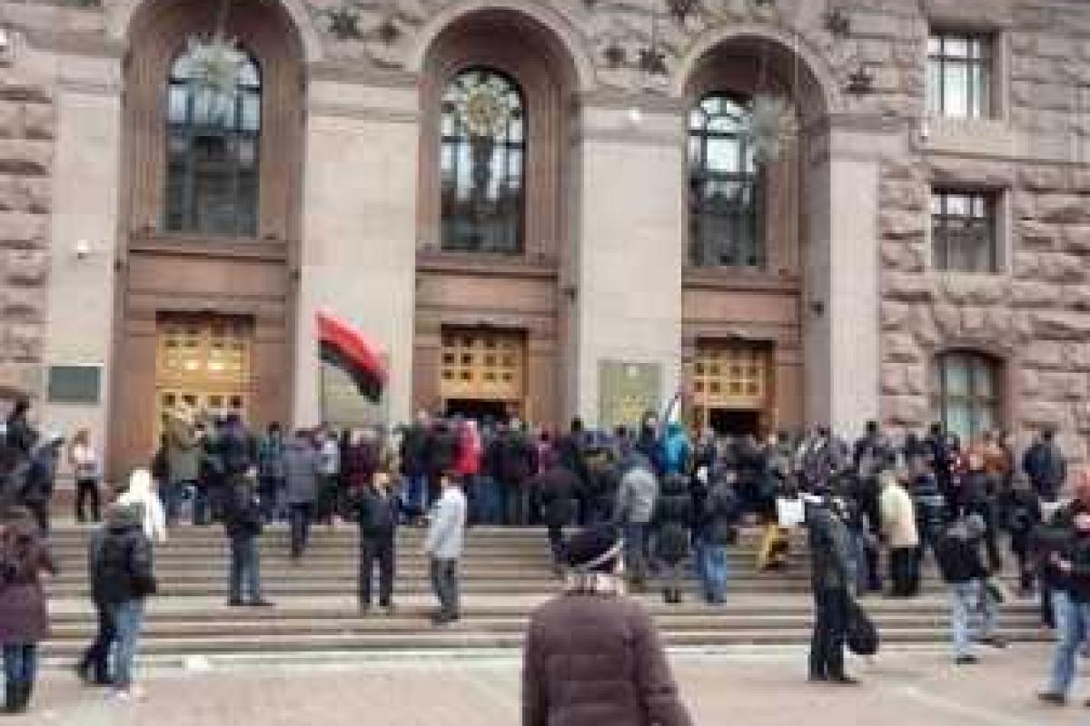 Участники "Евромайдана" передали здание Киевской госадминистрации в распоряжение властей Участники "Евромайдана" передали здание Киевской госадминистрации в распоряжение властей
