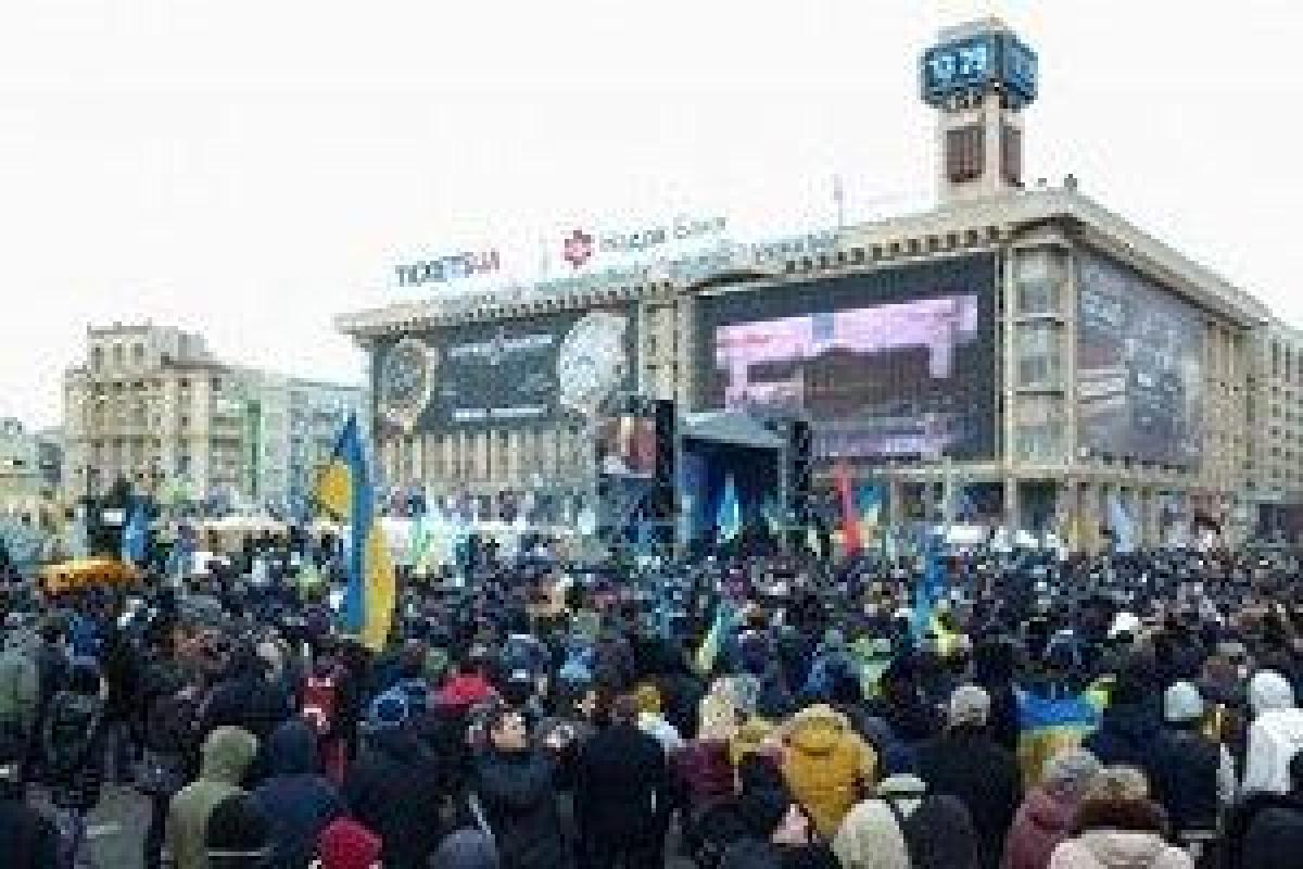 На Евромайдане взорвалась коробка с "лекарствами". Пострадал один человек На Евромайдане взорвалась коробка с "лекарствами". Пострадал один человек
