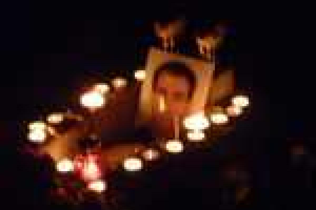 На Майдане погибших активистов провожают словами "Герои!". Самому младшему - 17 лет."Мамо, не плач, я повернусь весною" 