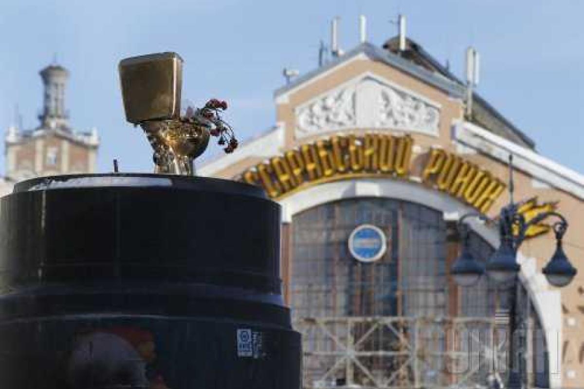 Видео: В центре Киева евромайдановцы вместо Ленина установили золотой унитаз Видео: В центре Киева евромайдановцы вместо Ленина установили золотой унитаз