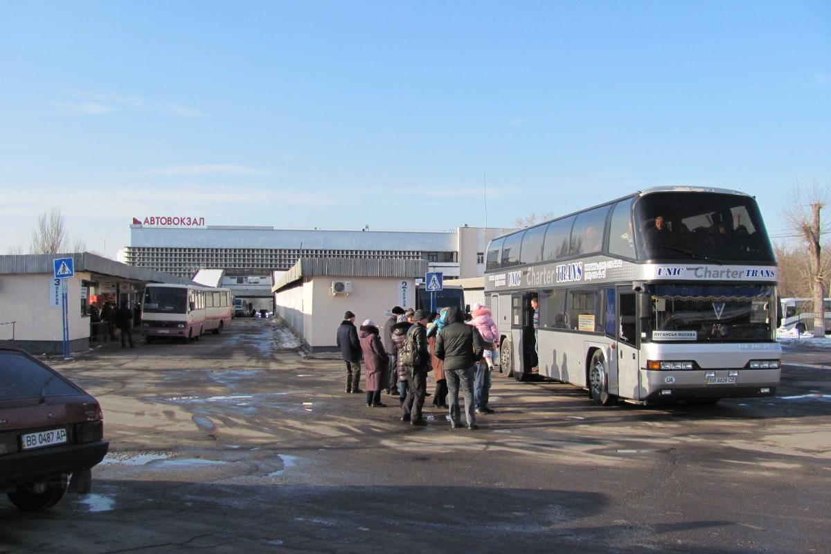 Собака унюхала наркотики в носках у пассажира автобуса "Луганск - Москва"
