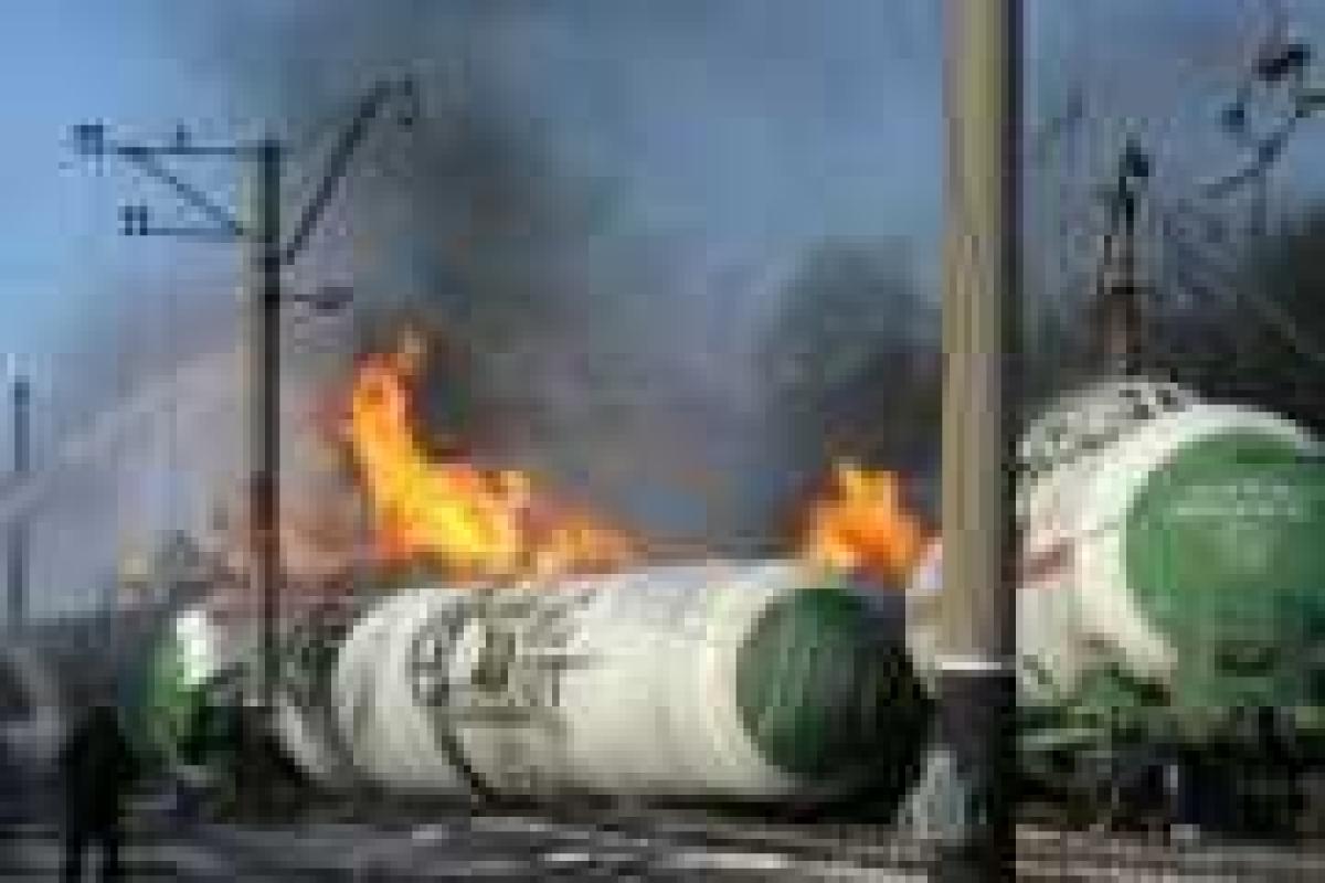 Из-за схода десяти цистерн с газовым конденсатом в Кирове эвакуировано 400 человек Из-за схода десяти цистерн с газовым конденсатом в Кирове эвакуировано 400 человек