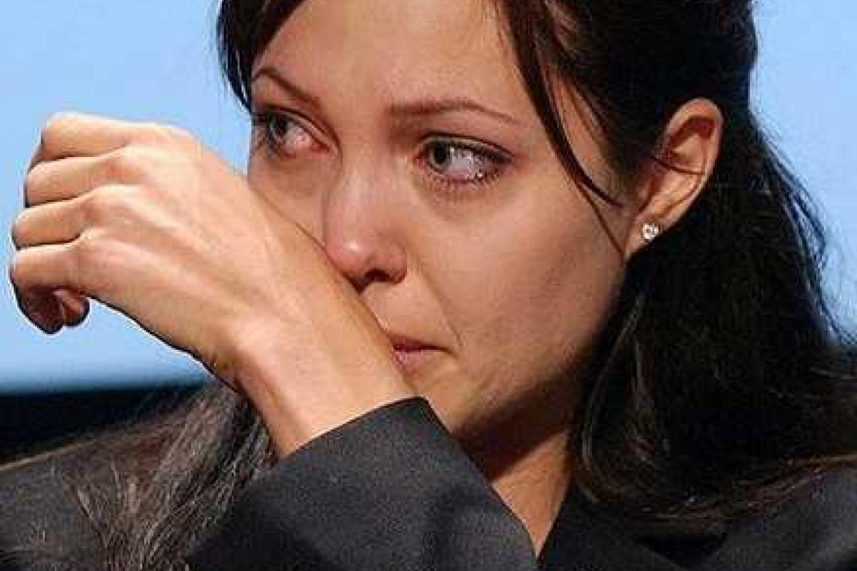 Джоли прилетела к сирийским беженцам Джоли прилетела к сирийским беженцам