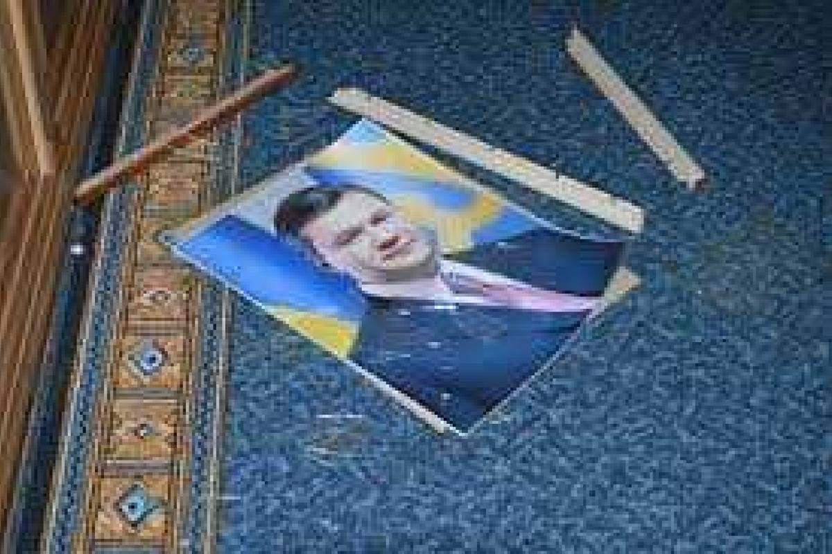 В СБУ уничтожают портреты Януковича В СБУ уничтожают портреты Януковича