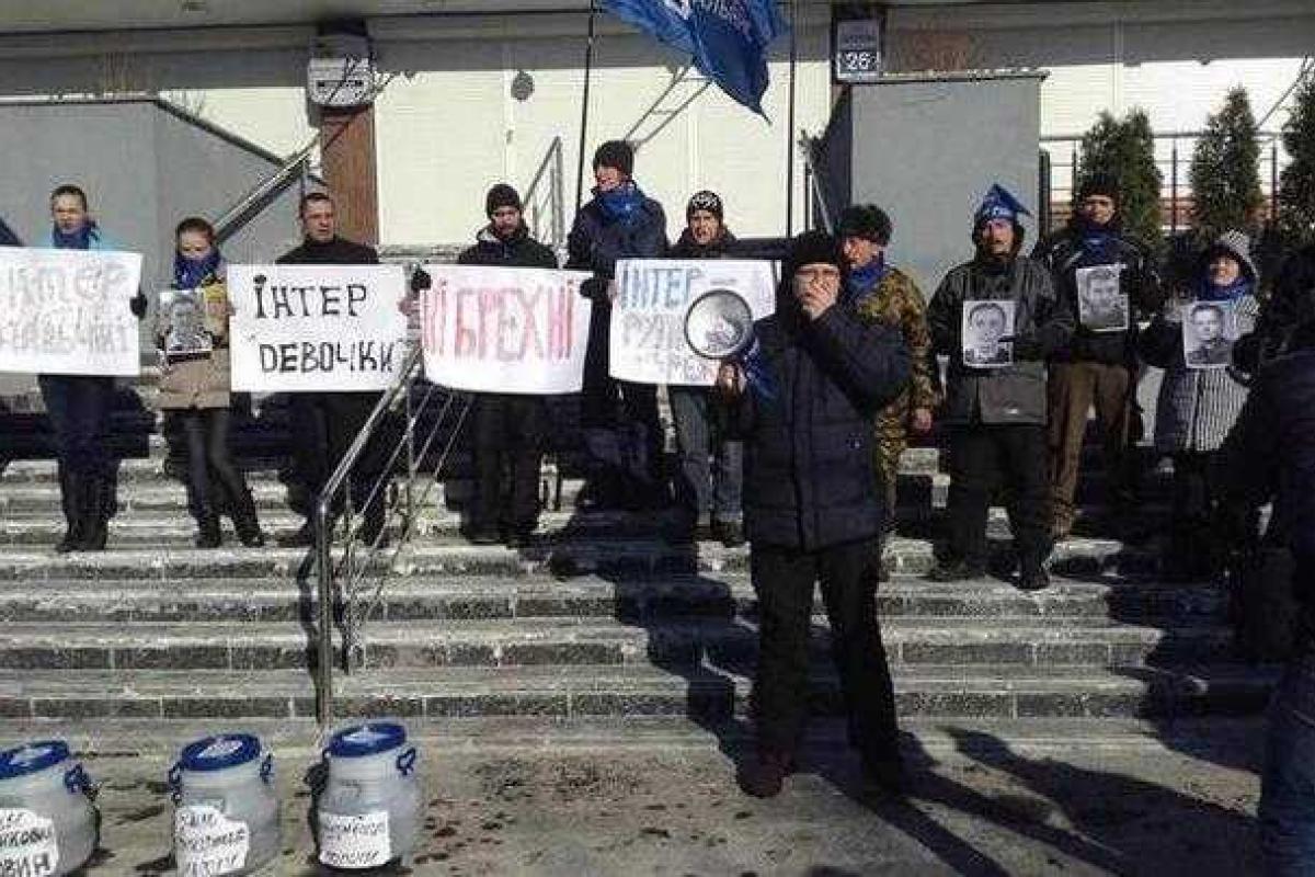 Видео: Телеканалу "Интер" принесли три бочки с дерьмом Видео: Телеканалу "Интер" принесли три бочки с дерьмом