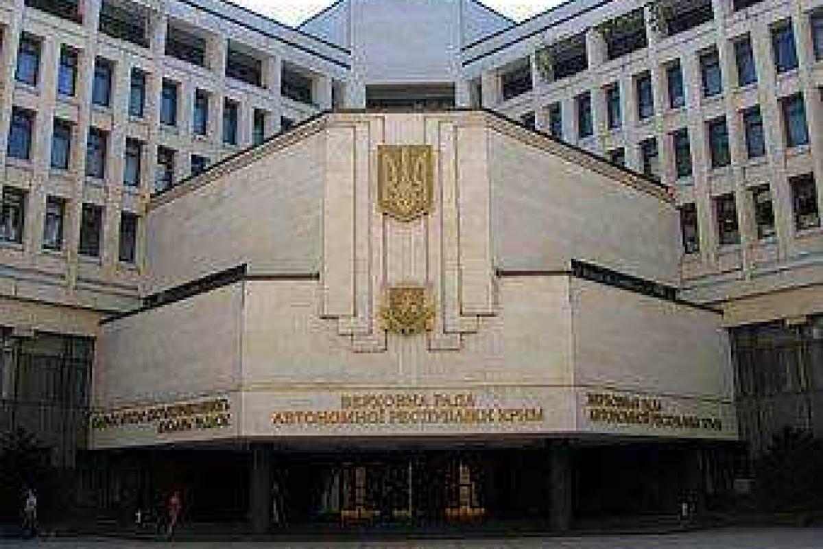 В Крыму люди с оружием захватили парламент и Совет министров В Крыму люди с оружием захватили парламент и Совет министров