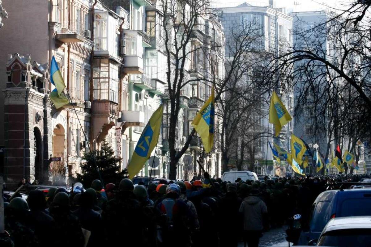 Градус напряжения растет: майданщики провели предупредительное пикетирование парламента Градус напряжения растет: майданщики провели предупредительное пикетирование парламента
