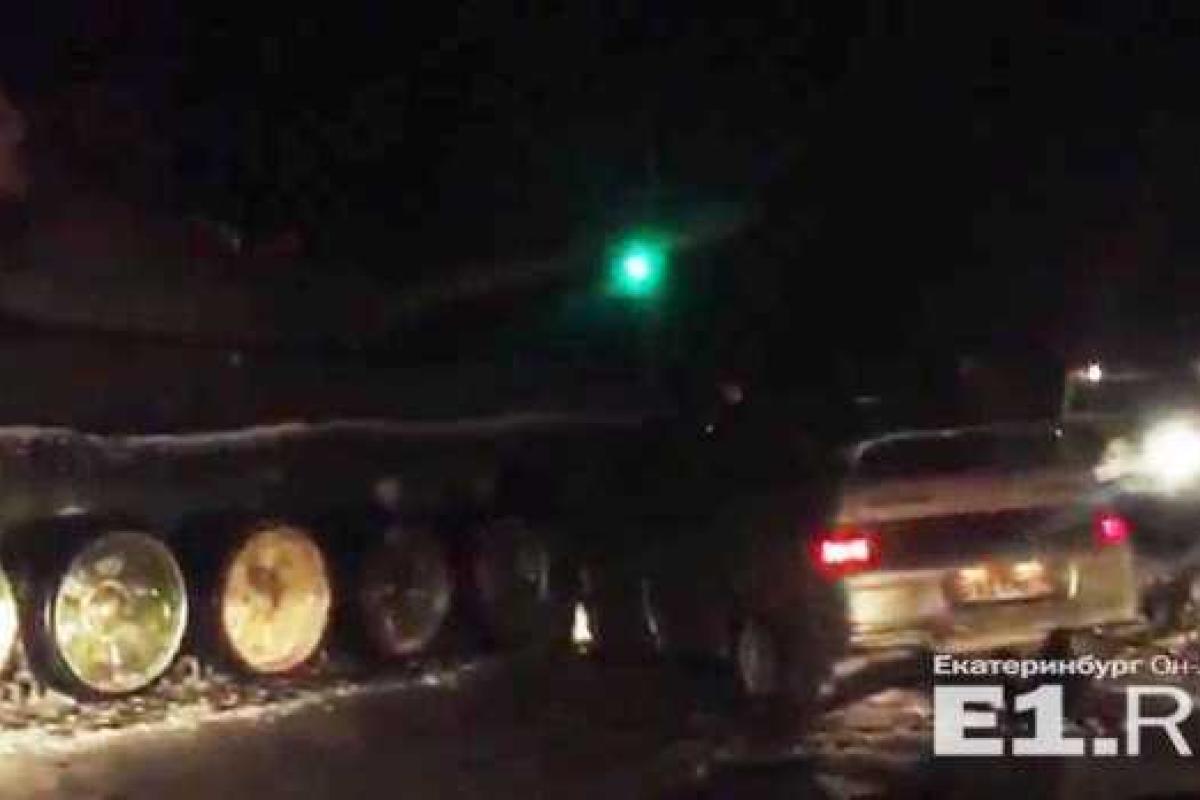 В России проскочившая на «красный» легковушка попала под танк