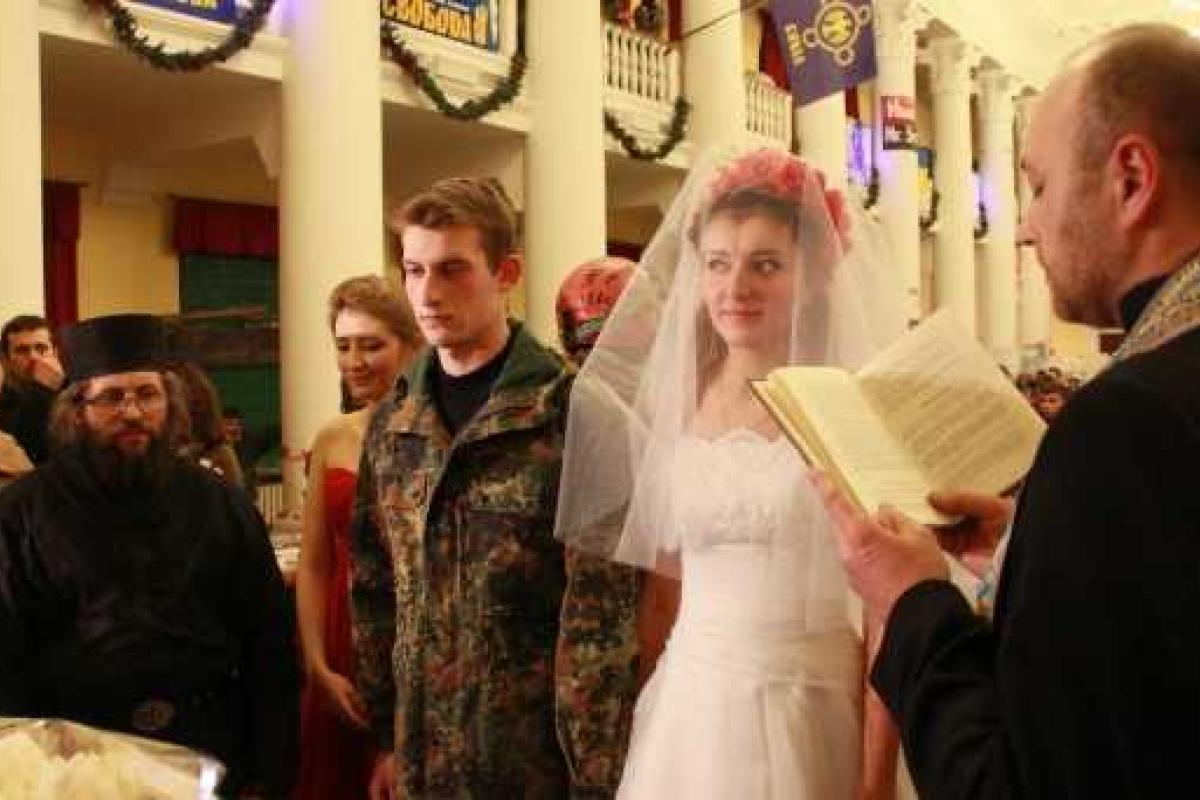 На Майдане отгуляли первую революционную свадьбу