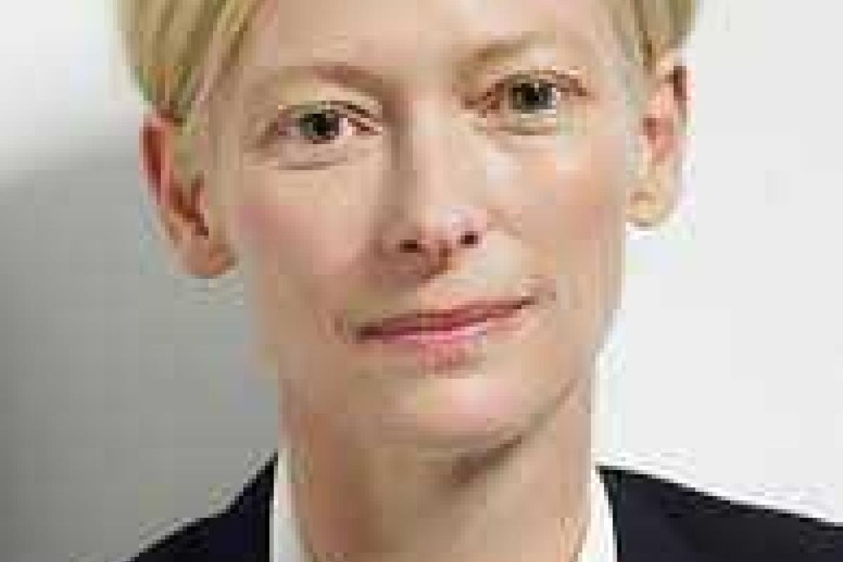 Сандалии с крупной бахромой поразили поклонников Тильды Суинтон