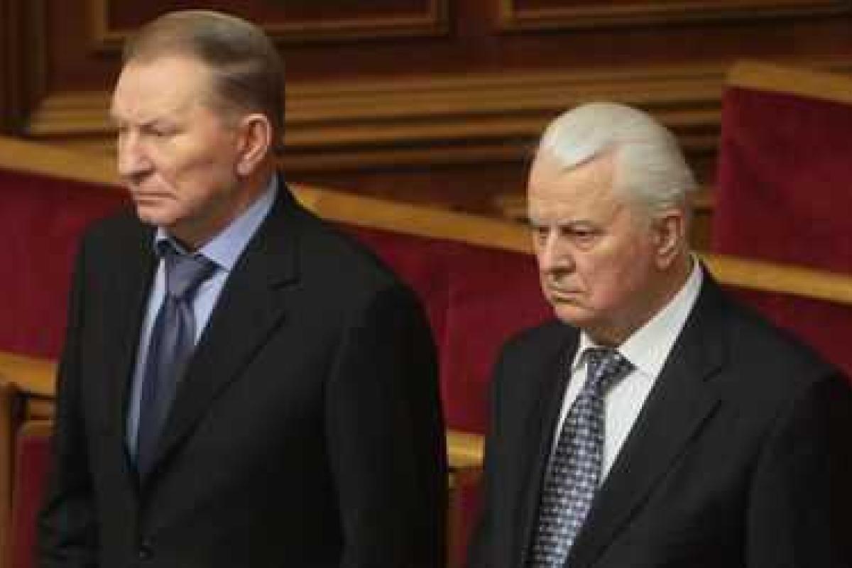 Кравчук и Кучма попросили Турчинова передислоцировать на материк военных, находящихся в Крыму Кравчук и Кучма попросили Турчинова передислоцировать на материк военных, находящихся в Крыму