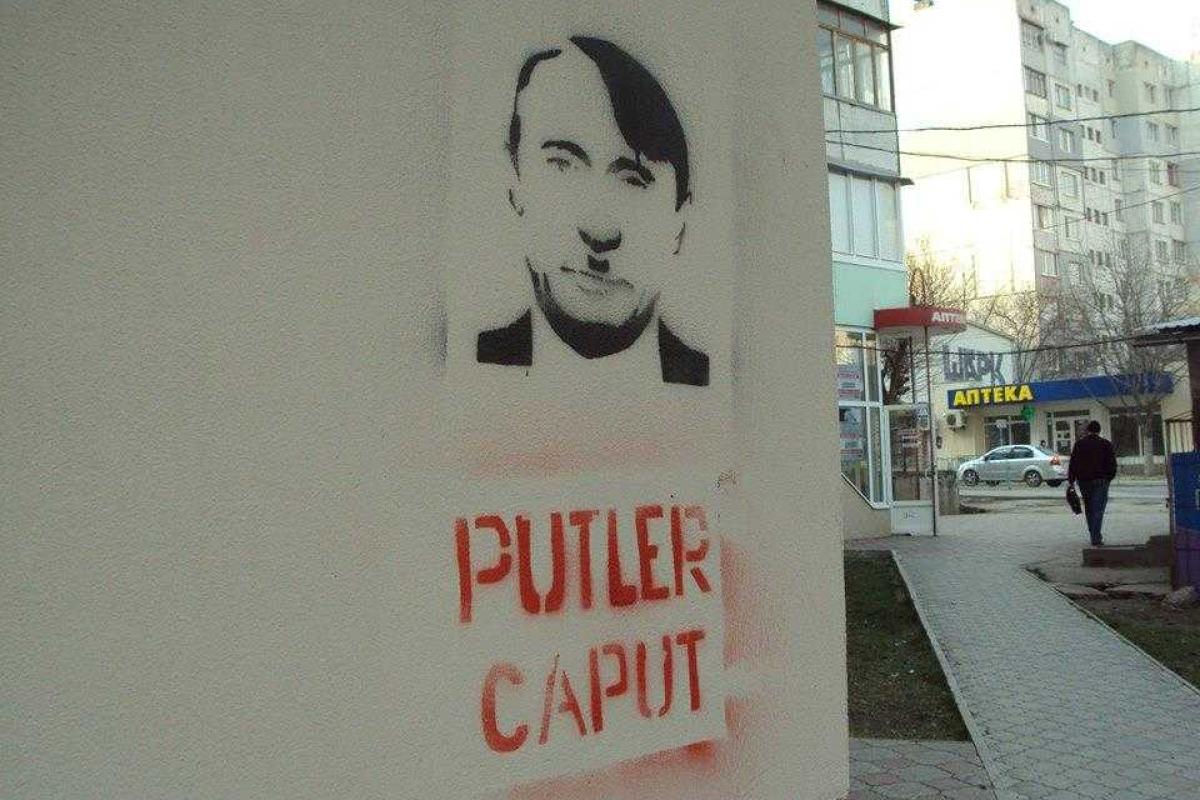 В Симферополе появились изображения Путина в виде Гитлера В Симферополе появились изображения Путина в виде Гитлера