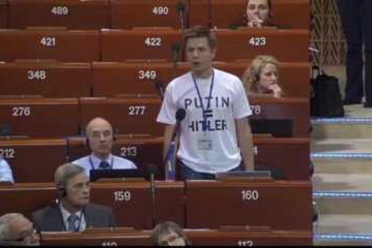 Видео: Украинский делегат пришел на Совет Европы в футболке с надписью "PUTIN = HITLER" Видео: Украинский делегат пришел на Совет Европы в футболке с надписью "PUTIN = HITLER"