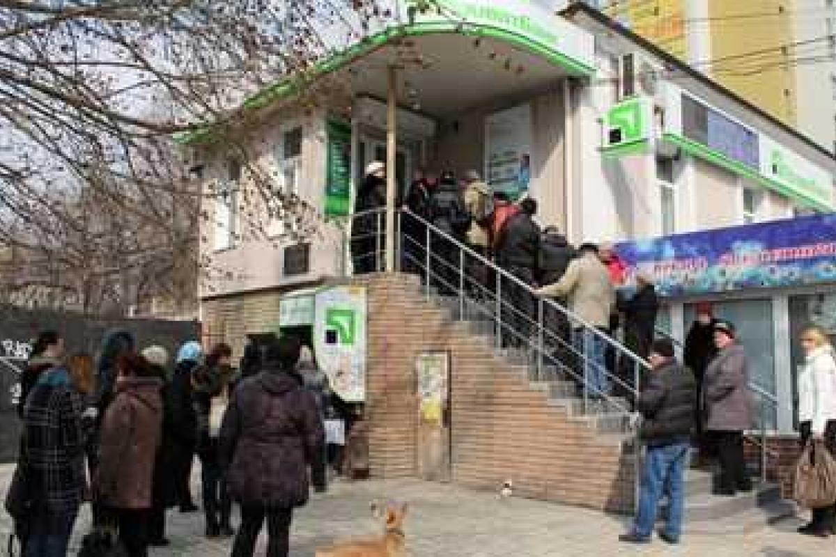 В Симферополе штурмуют банкоматы, банкиры уверяют - проблем нет В Симферополе штурмуют банкоматы, банкиры уверяют - проблем нет