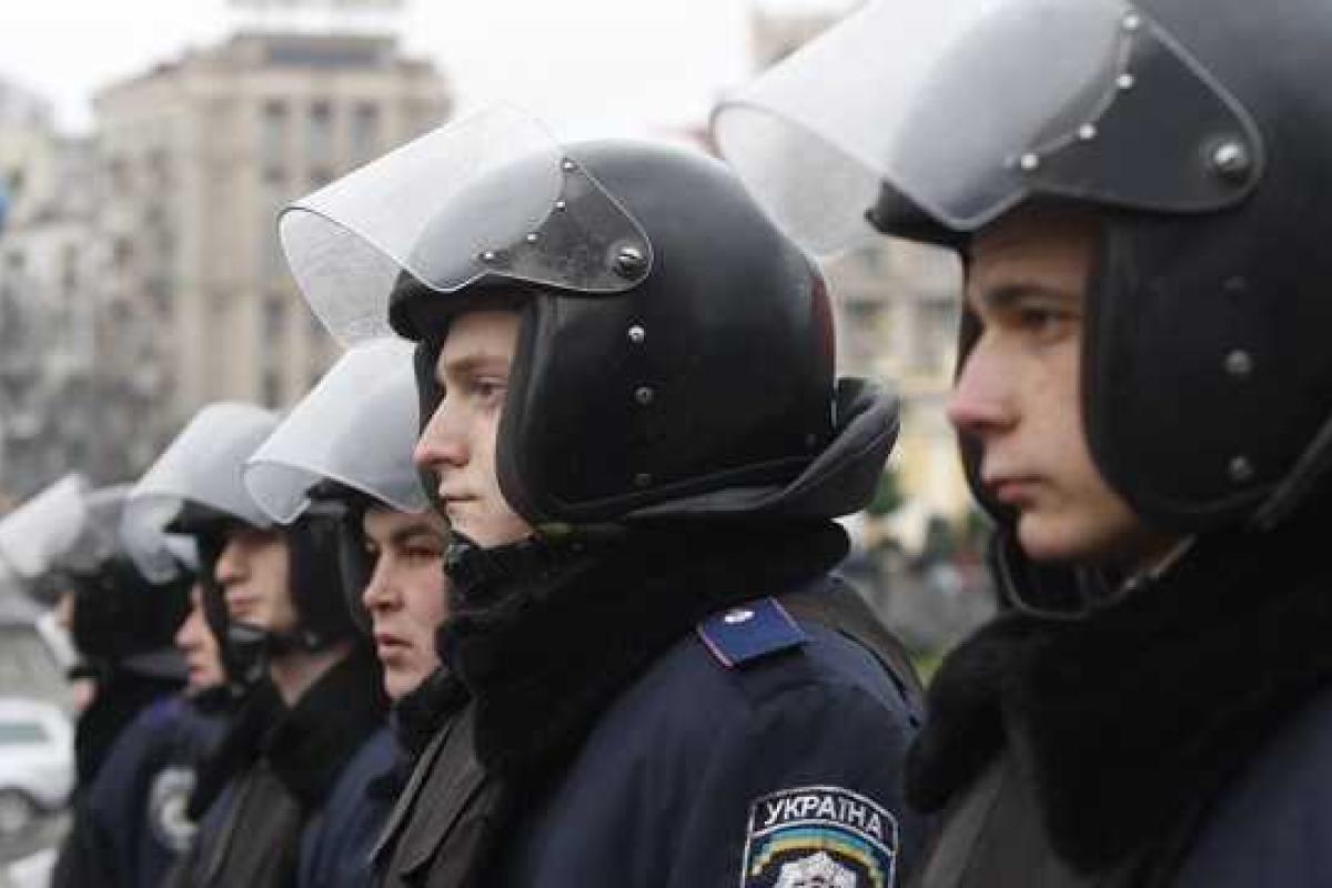 Заместитель губернатора Днепропетровщины посетил базу бывшего "Беркута" Заместитель губернатора Днепропетровщины посетил базу бывшего "Беркута"