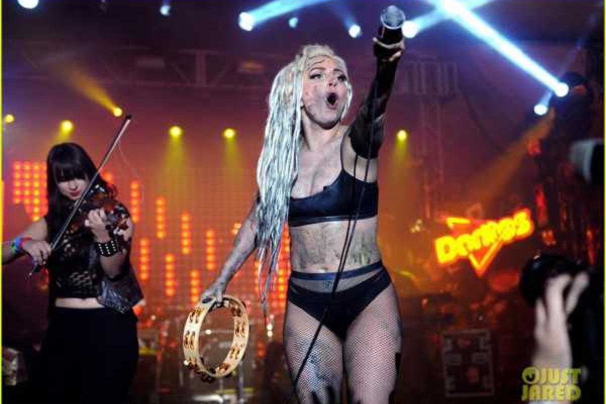 Во время выступления Lady GaGa танцовщицу стошнило прямо на певицу