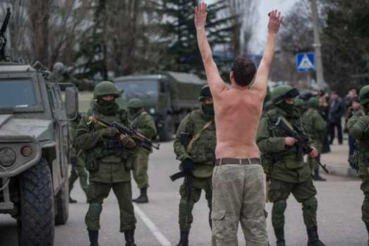 Семерых захваченных украинцев отпустили из Крыма, один ранен Семерых захваченных украинцев отпустили из Крыма, один ранен