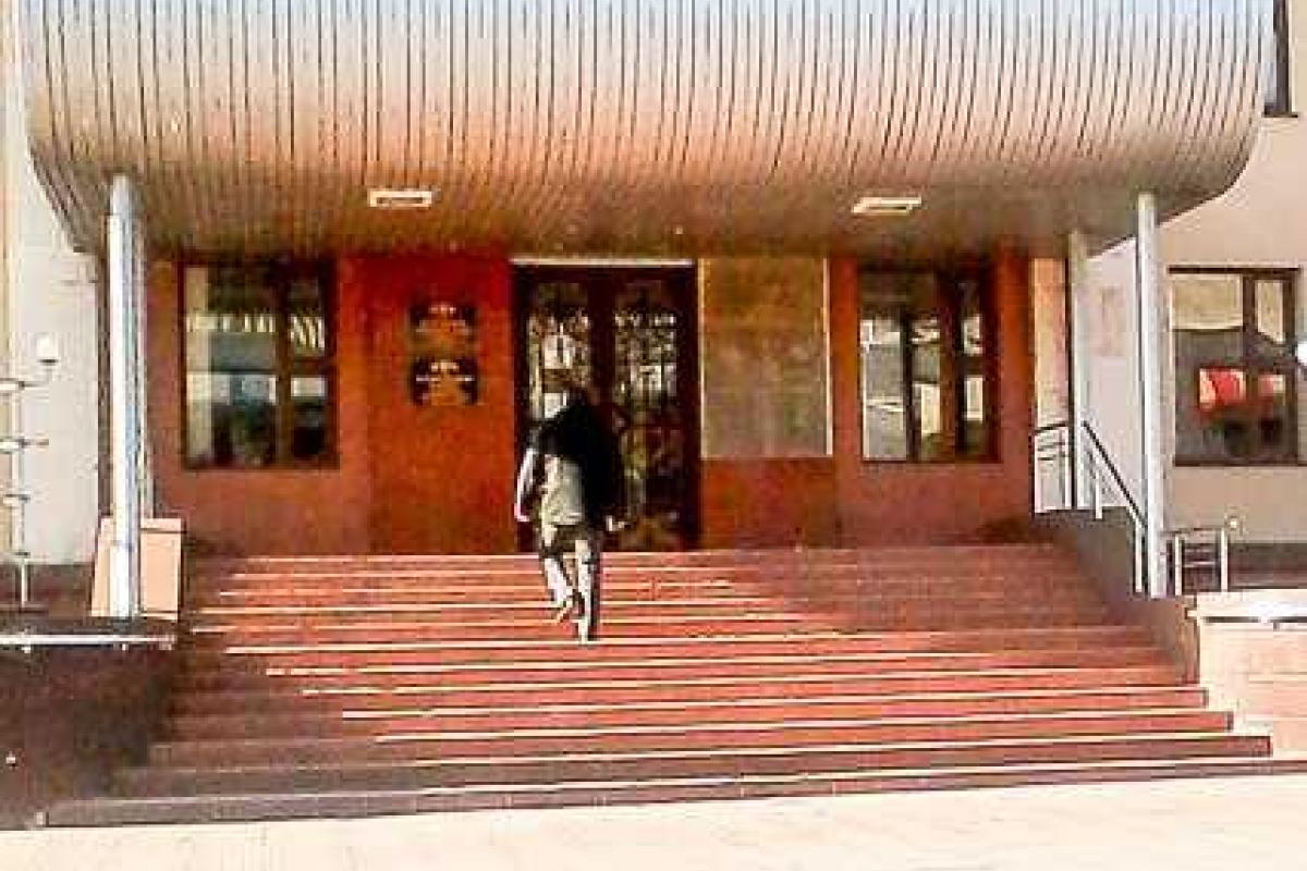 Луганщина: С Лисичанской мэрии упали вывески Луганщина: С Лисичанской мэрии упали вывески