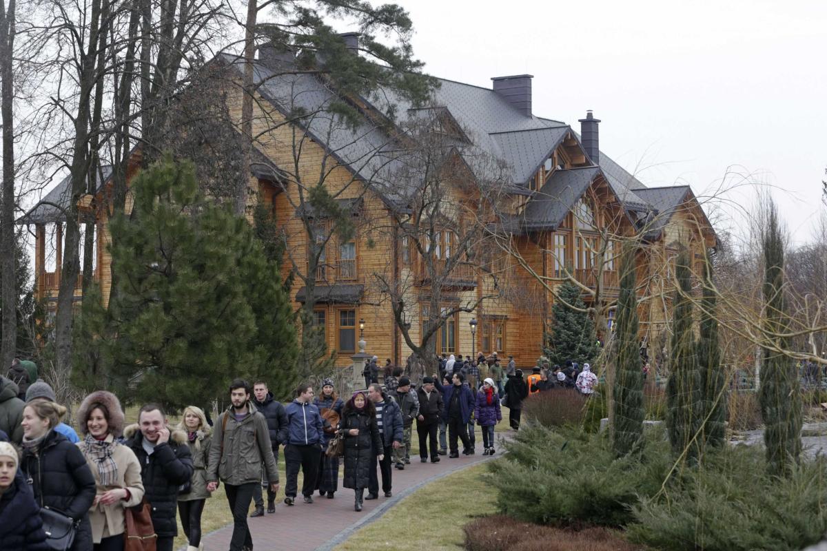 Турчинов распорядился продать президентские дачи и автомобили Турчинов распорядился продать президентские дачи и автомобили