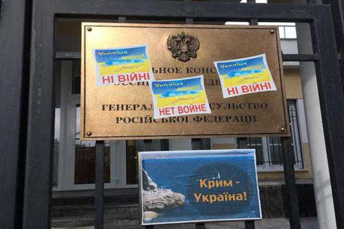 Одесский автомайдан передал послание президенту России: "Путин - водки нет!" Одесский автомайдан передал послание президенту России: "Путин - водки нет!"
