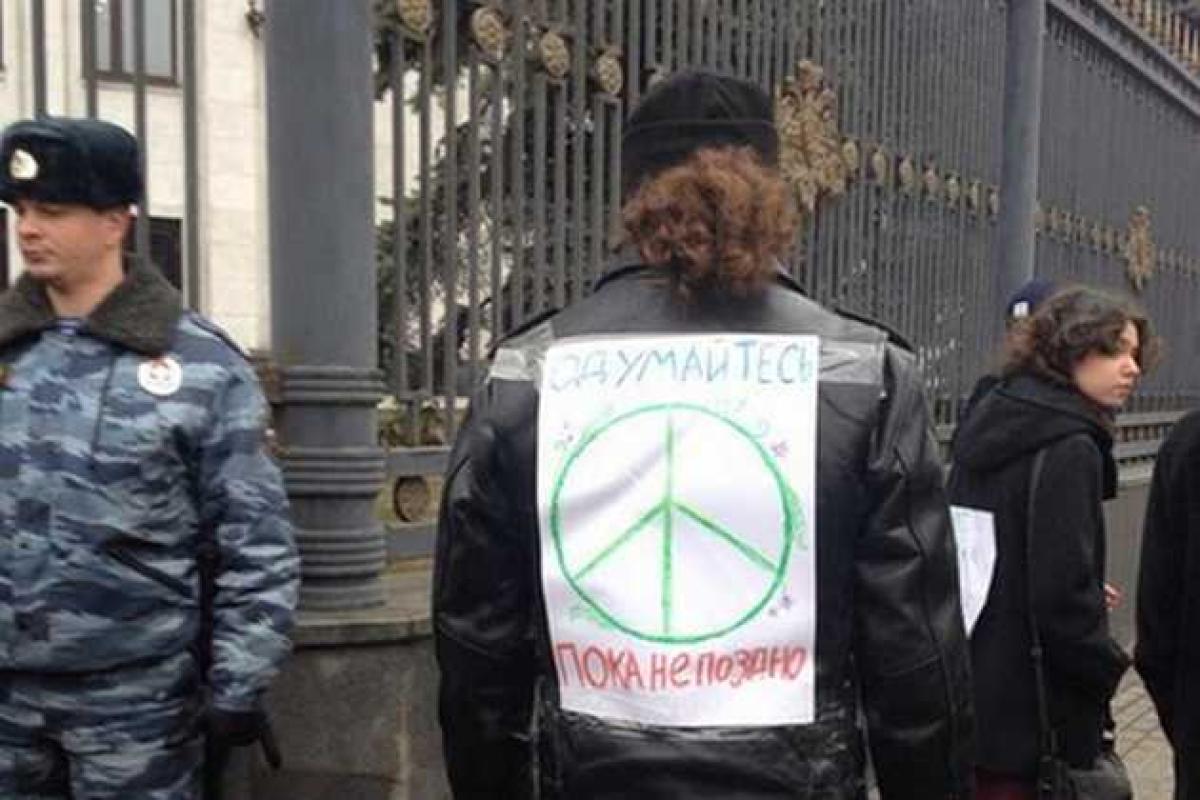 В Петербурге и Москве прошли акции протеста против использования войск РФ в Крыму