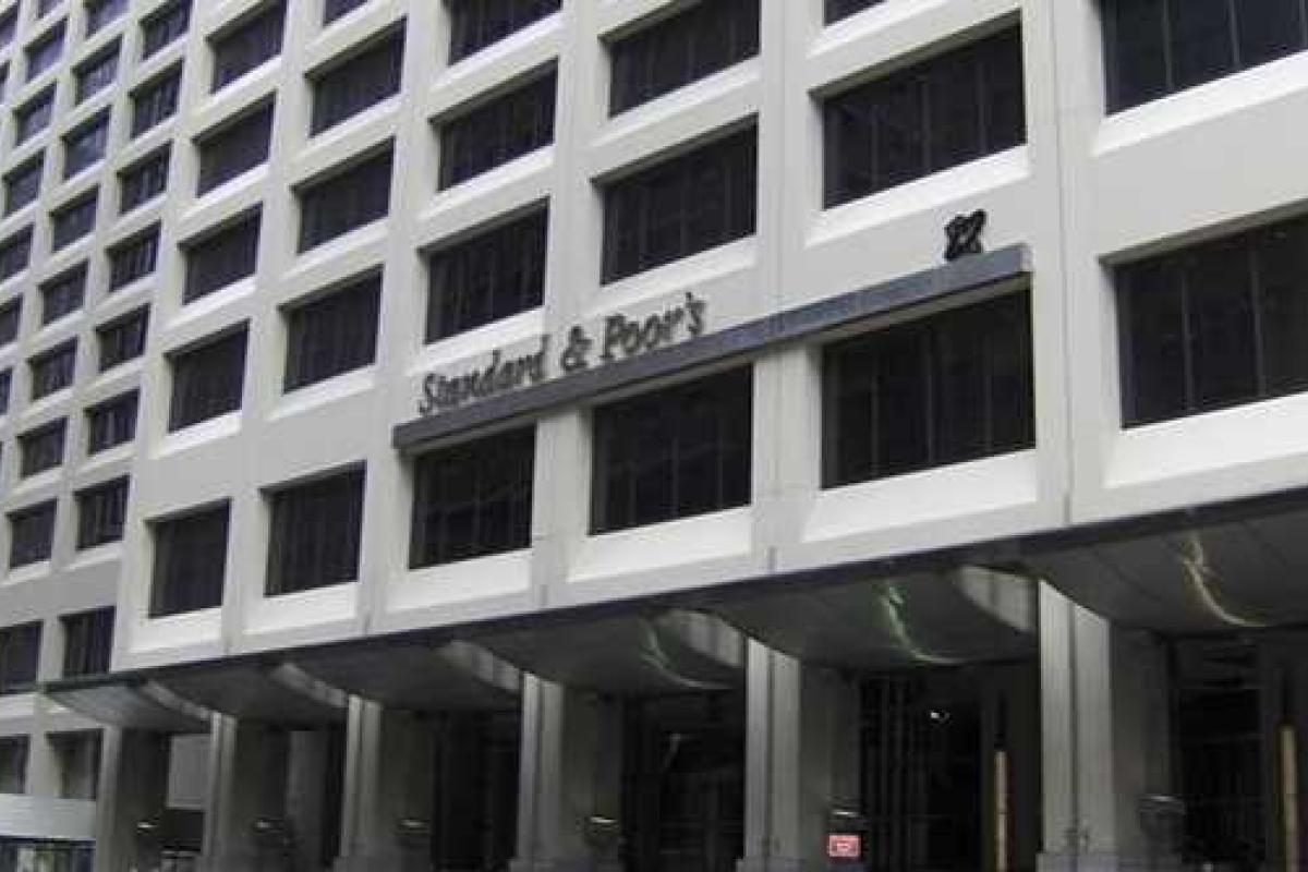 S&P ухудшило до "негативного" прогноз "Газпрома", "Роснефти", "ЛУКОЙЛа" S&P ухудшило до "негативного" прогноз "Газпрома", "Роснефти", "ЛУКОЙЛа"