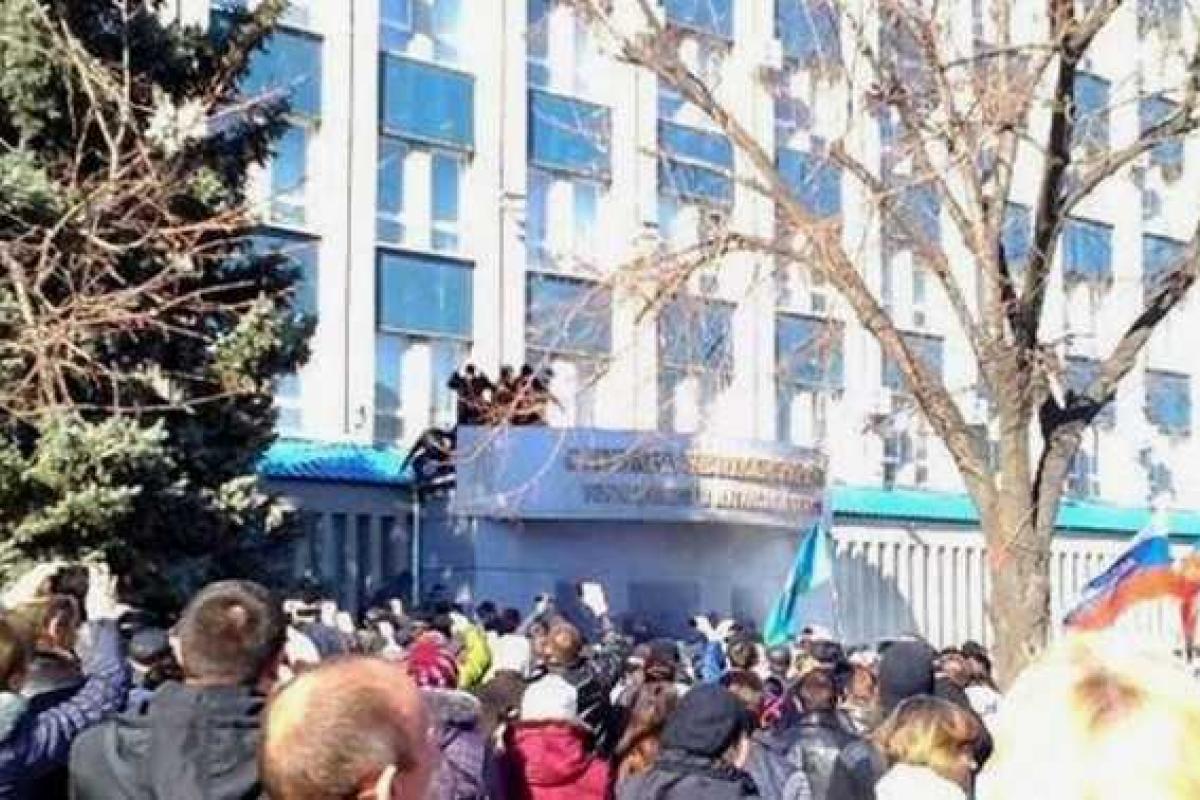 Из здания Луганского СБУ освободили 56 человек Из здания Луганского СБУ освободили 56 человек
