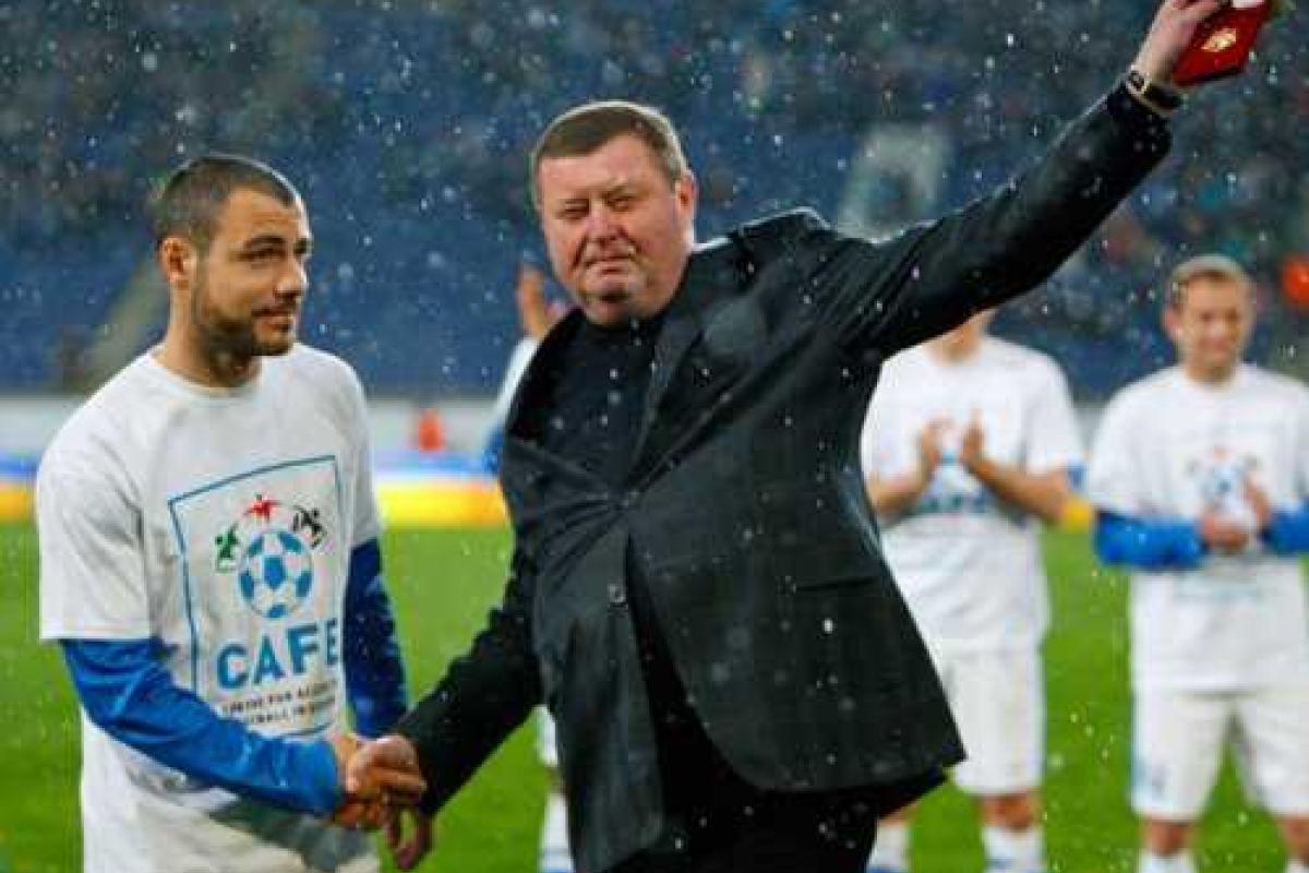 Полузащитник "Днепра" награжден за спасение капитана "Динамо" Полузащитник "Днепра" награжден за спасение капитана "Динамо"