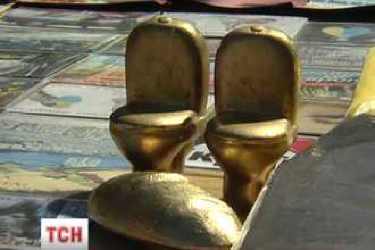В Киеве золотые батон и унитаз Януковича стали трендом среди туристов