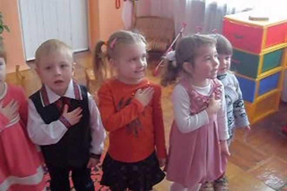 Видео: Четырехлетние малыши Червоноградского детсада поют Гимн Украины Видео: Четырехлетние малыши Червоноградского детсада поют Гимн Украины