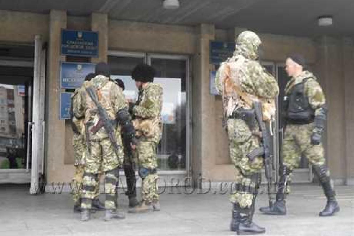 В Славянск на грузовиках привезли "зеленых человечков" из Крыма В Славянск на грузовиках привезли "зеленых человечков" из Крыма