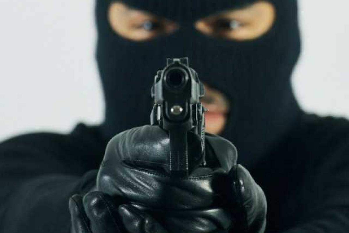 В Счастье двое неизвестных напали на мужчину и повредили его автомобиль В Счастье двое неизвестных напали на мужчину и повредили его автомобиль